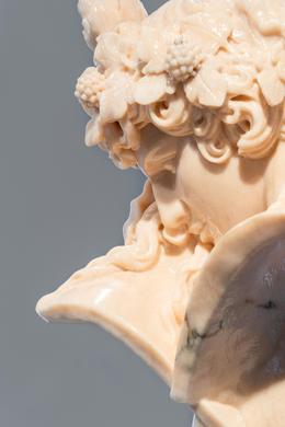 Christian Holze, 2024, 180&deg; mismatch (Bust of Antinoos S Dionysos), Marmor (Portuguese Pink), gefr&auml;st, behauen, Hand-Finish, 60 x 50 x 45 cm.